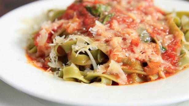 Как приготовить - Тальятелле со шпинатом в томатном соусе