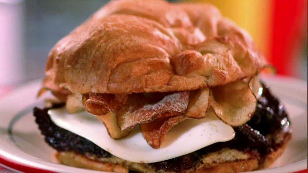 Как приготовить - Сэндвичи с говяжьими рёбрышками, яичницей и домашними чипсами