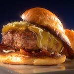 Алабамский копчёный бургер со свининой и белым соусом барбекю