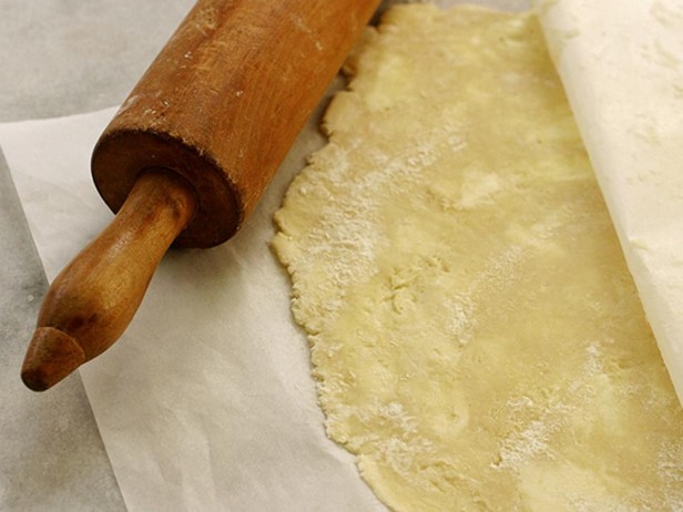 Чтобы раскатать тесто, поместите его между двумя листами восковой или пергаментной бумаги