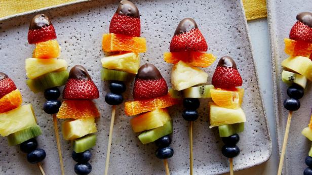 Как приготовить - Радужные фруктовые шпажки с клубникой в шоколаде