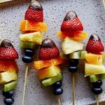 Радужные фруктовые шпажки с клубникой в шоколаде