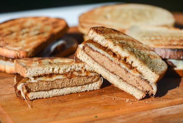 Как приготовить - Горячий сэндвич с сыром, грибами и котлетой