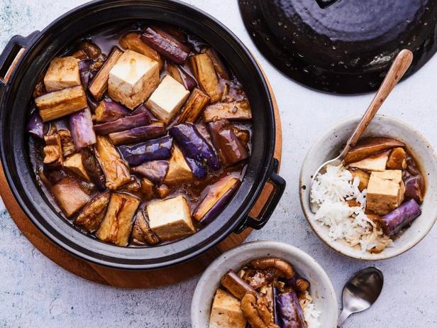 Как приготовить - Тушёные баклажаны с тофу и грибами шиитаке в глиняном горшке