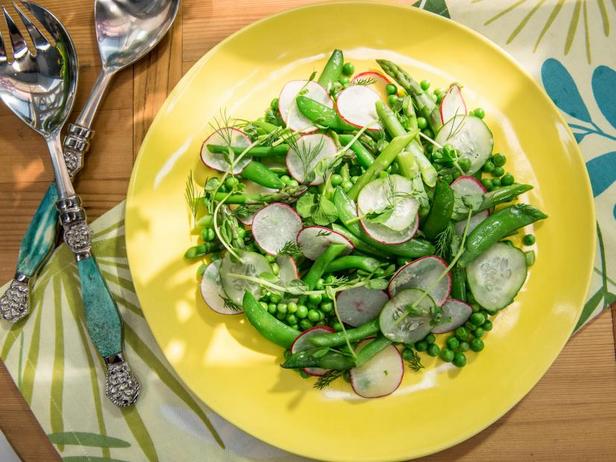 Как приготовить - Весенний овощной салат с хреном в лимонной заправке