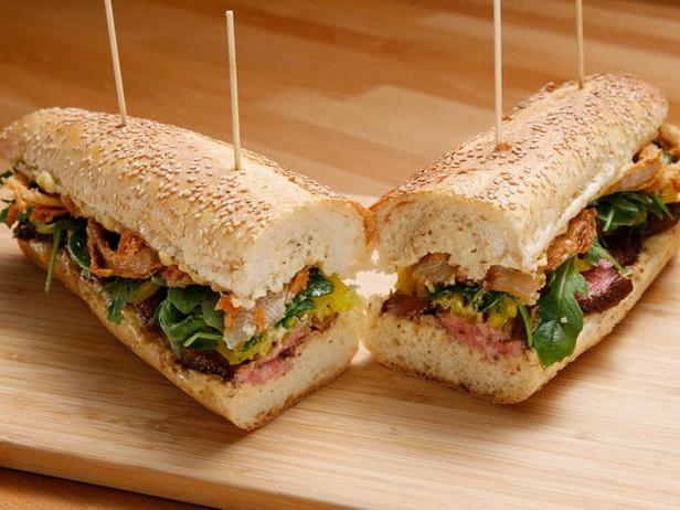 Как приготовить - Сэндвич со стейком, сырным соусом и луковыми кольцами