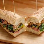 Сэндвич со стейком, сырным соусом и луковыми кольцами