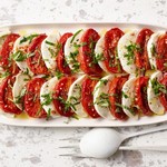 Салат «Капрезе» с вялеными томатами
