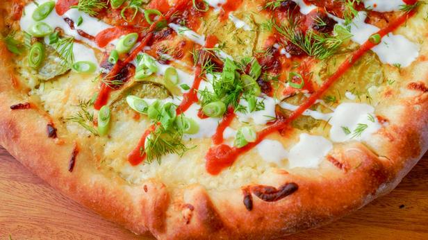 Фото Пицца с соленьями и сырным бортиком