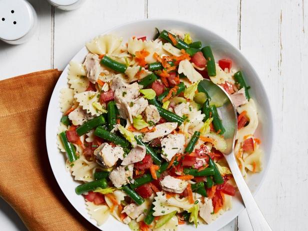 Как приготовить - Летний салат из макарон с тунцом и зеленью