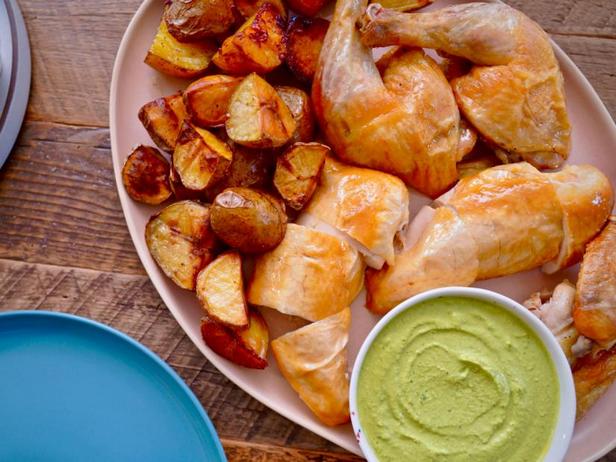 Как приготовить - Курица-бабочка с картофелем в духовке и соус «Зелёная богиня»
