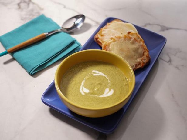 Фото Крем-суп из жареной на гриле спаржи с сырными тостами