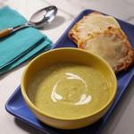 Крем-суп из жареной на гриле спаржи с сырными тостами