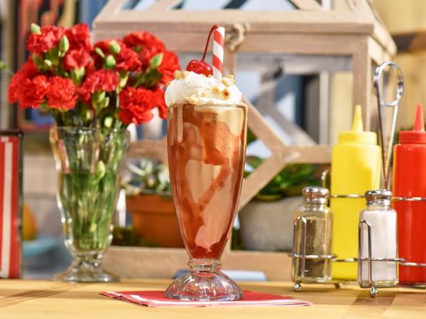 Фото Шоколадный молочный коктейль с арахисовой пастой и джемом