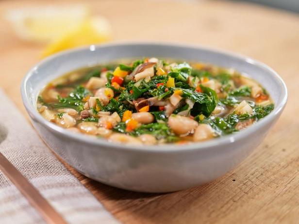 Простой суп с грибами и белой фасолью