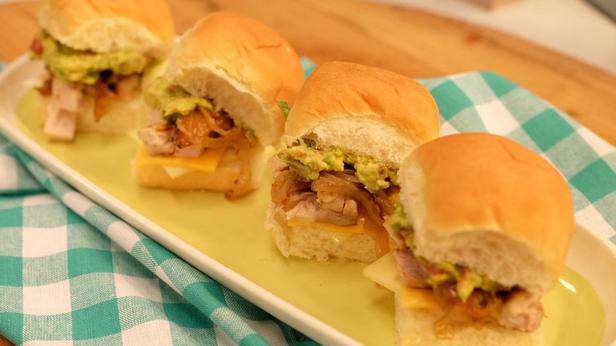 Как приготовить - Слайдер-сэндвичи с жареной на гриле курицей и спредом из авокадо и бекона