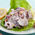 Терпкий хрустящий салат из свежего тунца