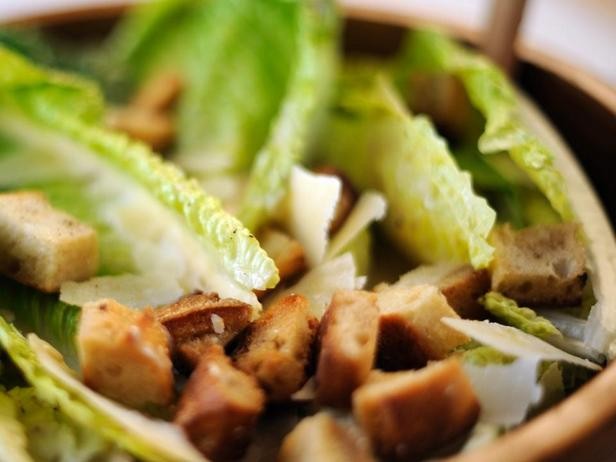 Простой салат «Цезарь» с сухариками без курицы