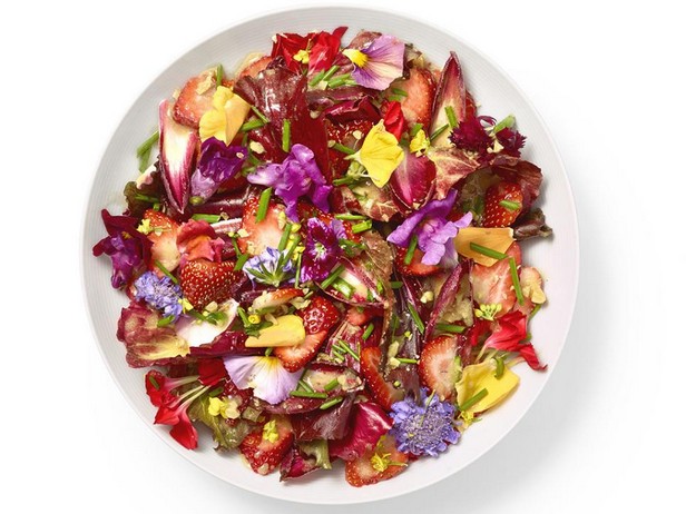 Салат из клубники с эндивием и съедобными цветами