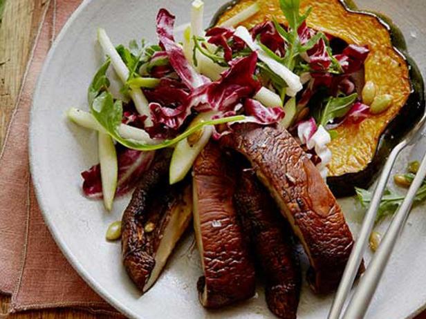 Как приготовить - Салат из печёной желудевой тыквы с грибами портобелло, радиккио, яблоками и тыквенными семечками