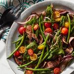 Салат с жареной говядиной, грибами и зелёной фасолью