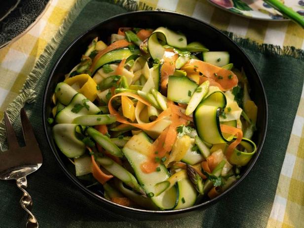 Как приготовить - Свежий салат из овощных лент в лимонной заправке