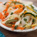 Салат из свежих овощных лент в заправке из песто