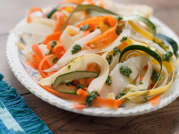 Как приготовить - Салат из свежих овощных лент в заправке из песто