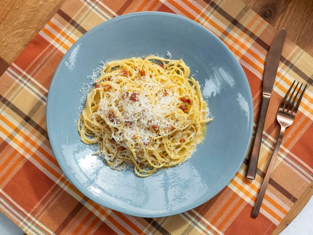 Карбонара со спагетти и беконом