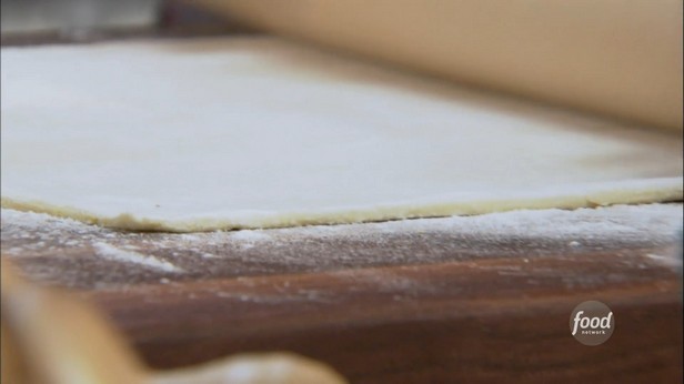 Булочки витушки в липкой глазури с ежевикой и лесными орехами
