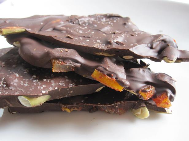 Как приготовить - Домашняя шоколадная плитка с орехами, сушёной клюквой и курагой