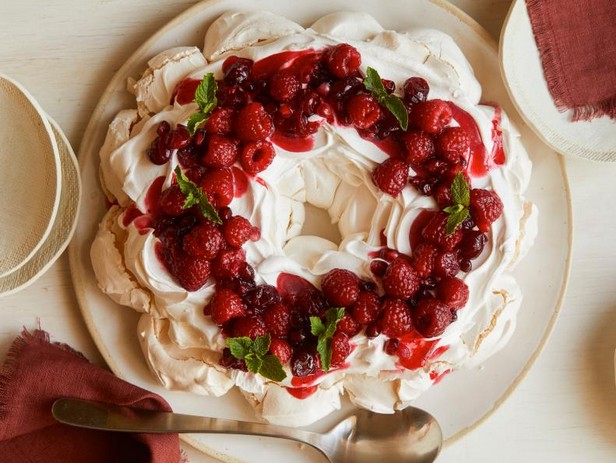 Торт-безе - праздничный венок из меренги с ягодами