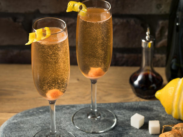 Как приготовить - Новогодний коктейль с шампанским и ликёром