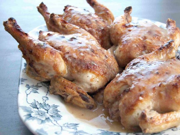 Цыплята-корнишоны на сковороде с белым вином