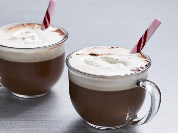 Мятный горячий шоколад из какао-порошка с молоком и шоколадом