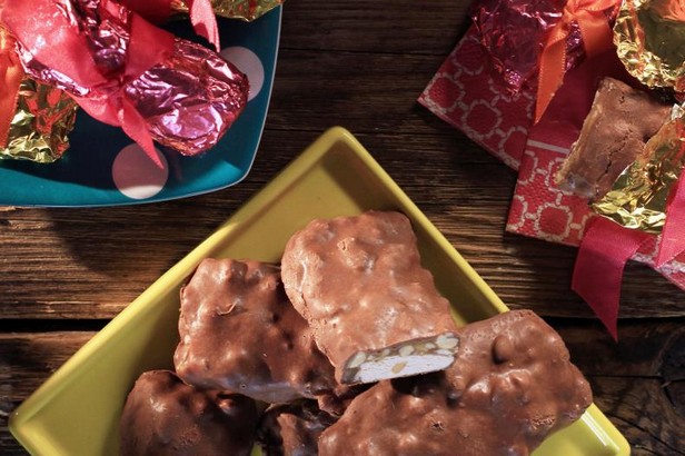 Домашние шоколадные батончики с нугой и карамелью с арахисом
