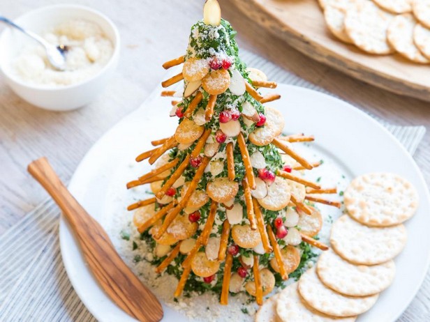 Как приготовить - Рождественская ель из сыра и крекеров