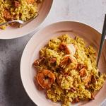Рис с шафраном, креветками и испанской колбасой в стиле паэльи