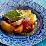 Салат из помидоров и персиков с базиликом
