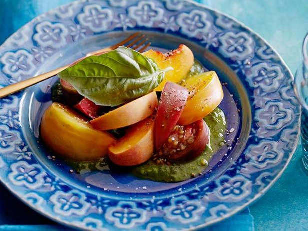Как приготовить - Салат из помидоров и персиков с базиликом