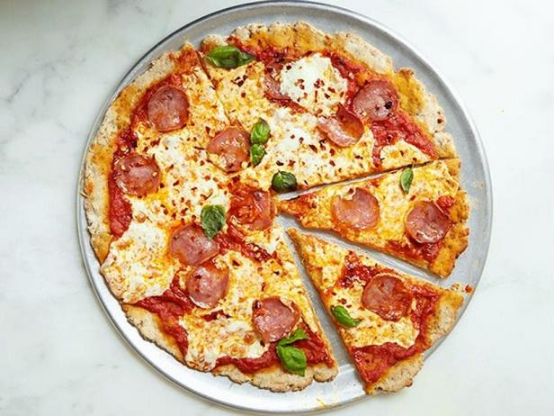 Как приготовить - Цельнозерновая пицца с салями и моцареллой