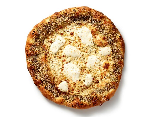 Белая пицца на корже с луком, тмином и кунжутом