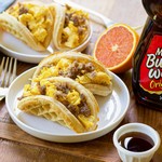 Мексиканский завтрак с вафлями, острым мёдом и чипсами